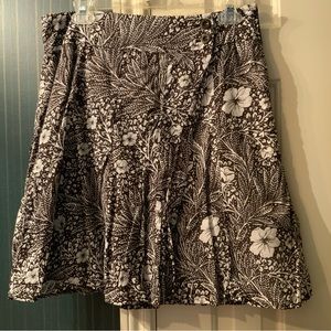 Ann Taylor Size 10P is a casual cotton skirt that will take you anywhere sunny!